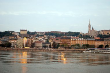 buda Budapest, Tuna göster