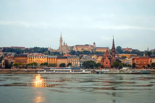 Будапешт, вид на Дунай в Буде — стоковое фото
