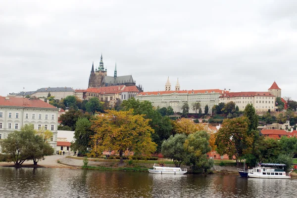 查看上秋季布拉格哥特式城堡上面河伏尔塔瓦河，捷克共和国-股票照片 — 图库照片