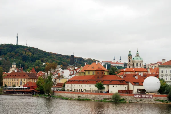 Vista sull'autunno Castello gotico di Praga sopra il fiume Moldava, Repubblica Ceca - Foto D'archivio — Foto Stock