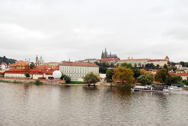 Zobacz na jesień Praga gotycki zamek nad rzeką Wełtawą, Republika Czeska - pień — Zdjęcie stockowe