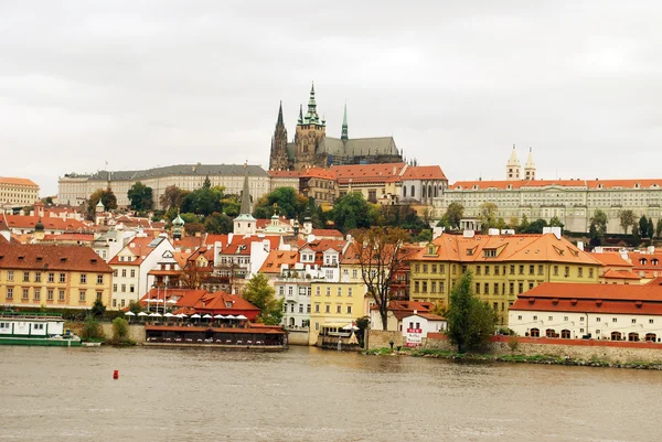 Vue sur l'automne Château gothique de Prague au-dessus de la rivière Vltava, République tchèque - Photo de stock — Photo