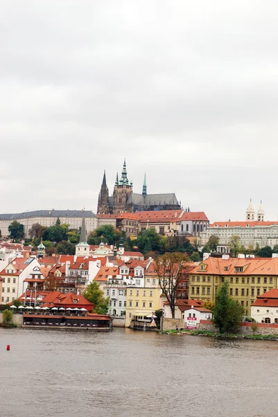 View on the autumn Prague gothic Castle above River Vltava, Czech Republic - Stock Photo — Stock Photo, Image