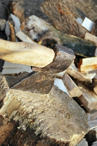 Skära trä med ax - stock bild — Stockfoto