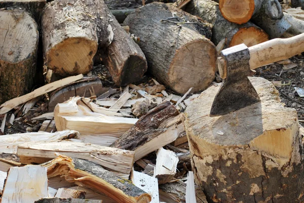 Κόβουν το ξύλο με τσεκούρι - φωτογραφία απόθεμα — Φωτογραφία Αρχείου