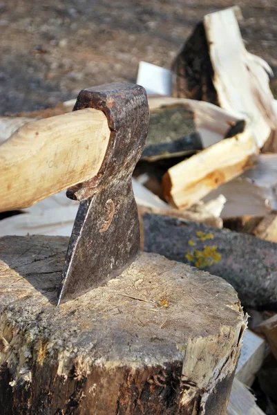 Holz schneiden mit der Axt - Archivbild — Stockfoto