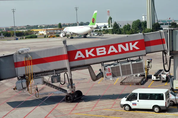 ISTANBUL, TURKEY - JUNE 06: Loading platform and carts in Istanbul Ataturk Airport on June 06, 2012 in Istanbul, Turkey. — Stock Photo, Image
