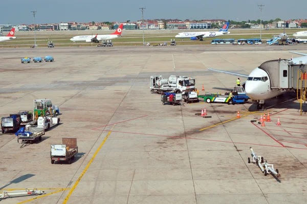 ISTANBUL, TURKEY - JUNE 06: Loading platform and carts in Istanbul Ataturk Airport on June 06, 2012 in Istanbul, Turkey. — Stock Photo, Image