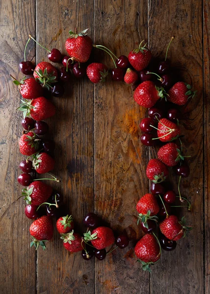 Strawberries and cherries — Stock Photo, Image