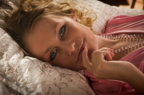 Сексуальна блондинка лежить на ліжку — стокове фото