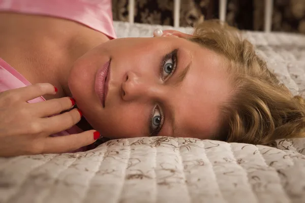 Cinsel sarışın bir yatakta yatarken — Stok fotoğraf