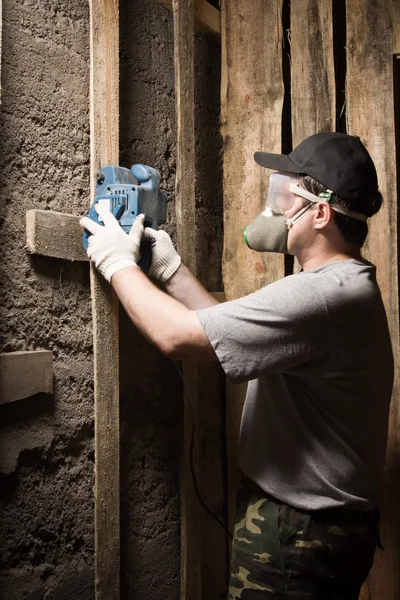 Bauarbeiter mit Atemschutzmaske und Schutzbrille — Stockfoto