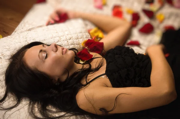 Sexuelle Brünette schlafen auf einem Bett — Stockfoto