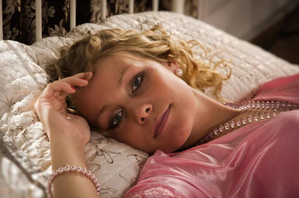 Seksuele blond in een boudoir — Stockfoto
