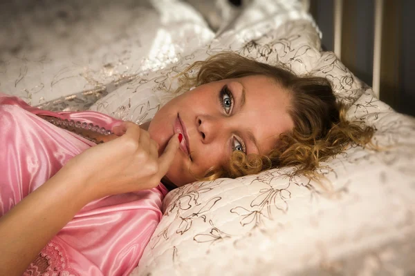 Приваблива блондинка лежить на ліжку — стокове фото