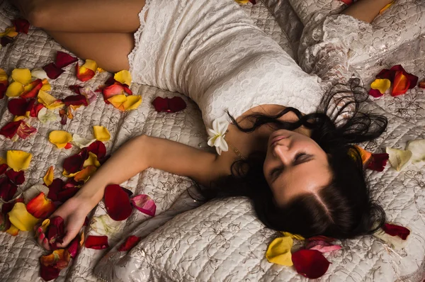 Сексуальна брюнетка спить на ліжку — стокове фото