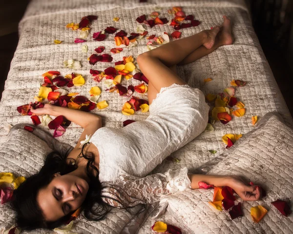Alszik egy ágyban szexuális barna — Stock Fotó