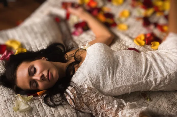 Seksualne brunetka Śpiąca na łóżku — Zdjęcie stockowe