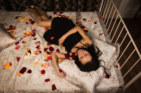 睡在一张床上的性布鲁内特 — 图库照片