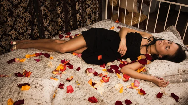 Sexuelle Brünette schlafen auf einem Bett — Stockfoto