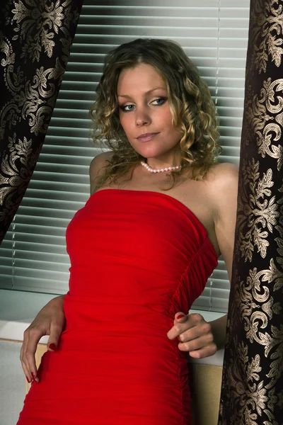 Aantrekkelijke jonge vrouw in een boudoir — Stockfoto