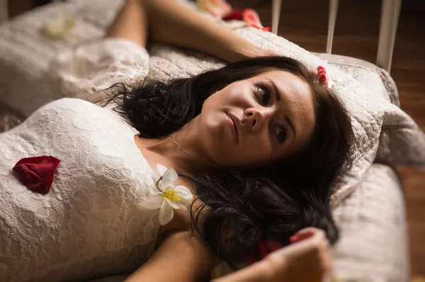 Seksualne brunette leżącego na łóżku — Zdjęcie stockowe