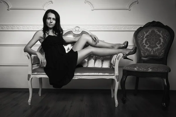 私室で魅力的な若い女性 — ストック写真