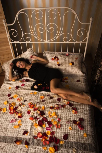 躺在床上的性布鲁内特 — 图库照片