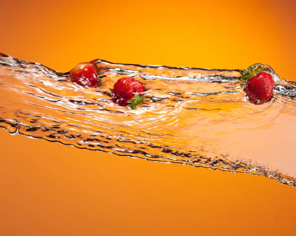 イチゴのスプラッシュ — ストック写真