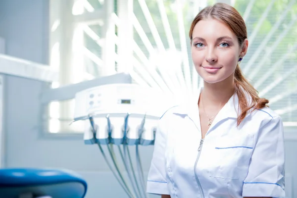 Kvinna tandläkare på hennes kontor — Stockfoto