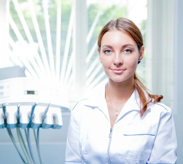 Kobieta dentysty w jej biurze — Zdjęcie stockowe