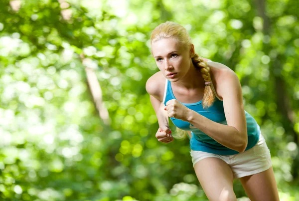 Kobieta biegnąca na zewnątrz w lesie — Zdjęcie stockowe