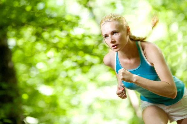 Mulher correndo ao ar livre na floresta — Fotografia de Stock