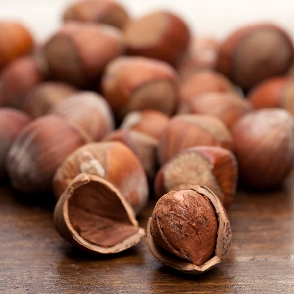 Орехи за деревянным столом — стоковое фото