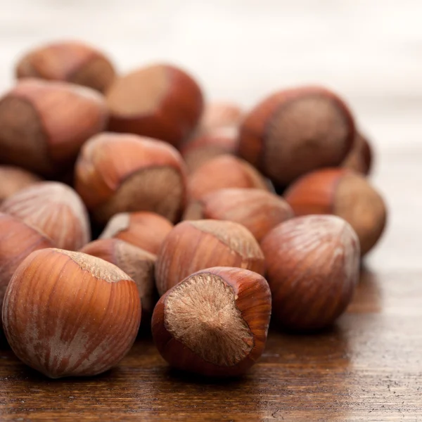 Nutsnuts w drewniany stół — Zdjęcie stockowe