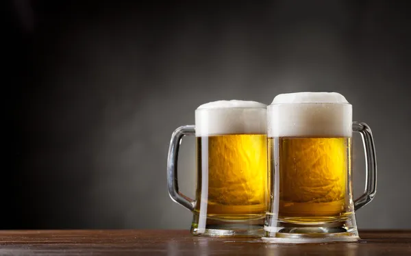 Par copos de cerveja — Fotografia de Stock