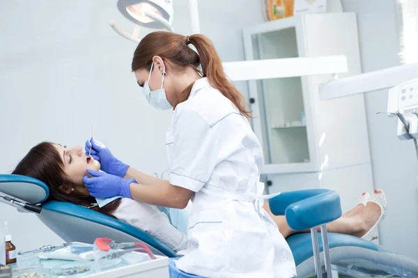 Çalışan kadın diş hekimi — Stok fotoğraf