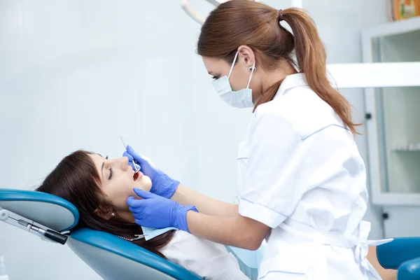 Zahnärztin arbeitet — Stockfoto