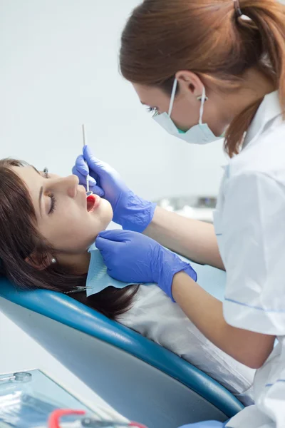 Kvinna tandläkare arbetar — Stockfoto