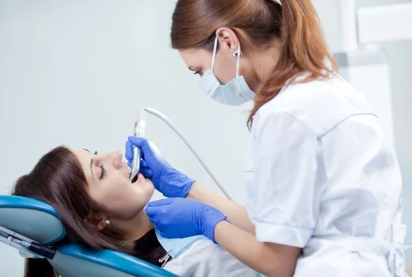 Mujer dentista trabajando — Foto de Stock