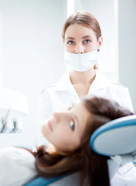 Kobieta dentysty pracy — Zdjęcie stockowe