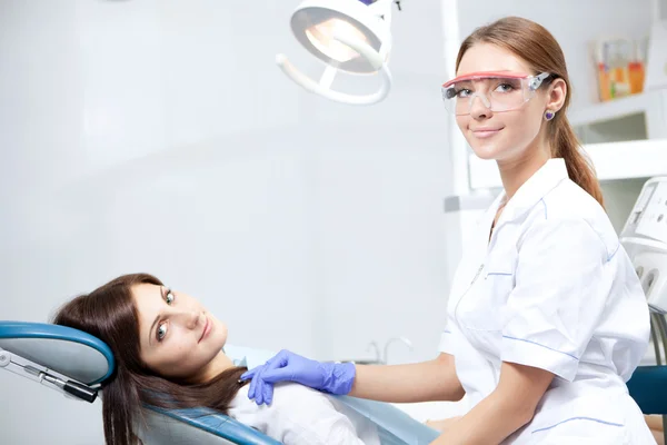 Dolgozó nő-fogorvos — Stock Fotó