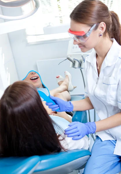働く女性の歯科医 — ストック写真
