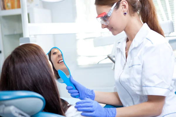 Dolgozó nő-fogorvos — Stock Fotó