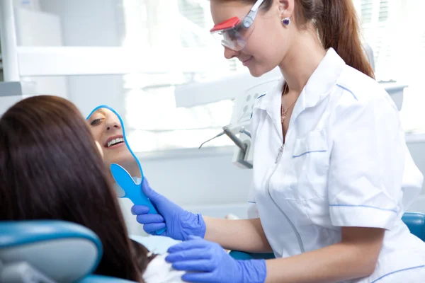 Mulher dentista trabalhando — Fotografia de Stock