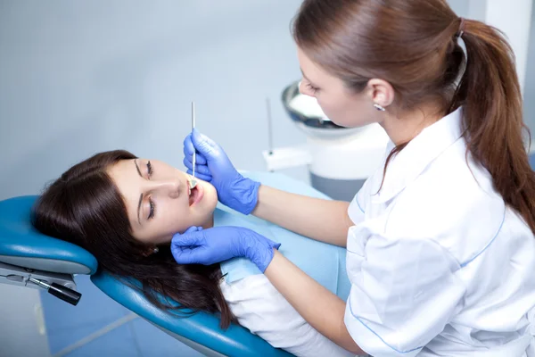 Kvinna tandläkare arbetar — Stockfoto