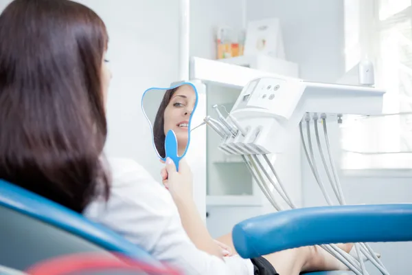 Kobieta checkin jej zęby — Zdjęcie stockowe