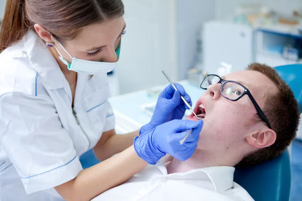 Dentista al lavoro su paziente donna in ufficio — Foto Stock