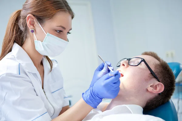 Dişçide çalışma ofisinde kadın hasta üzerinde — Stok fotoğraf