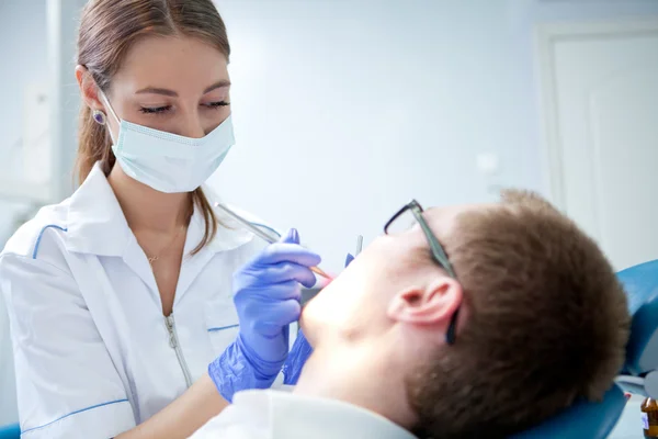 Dentista al lavoro su paziente donna in ufficio — Foto Stock